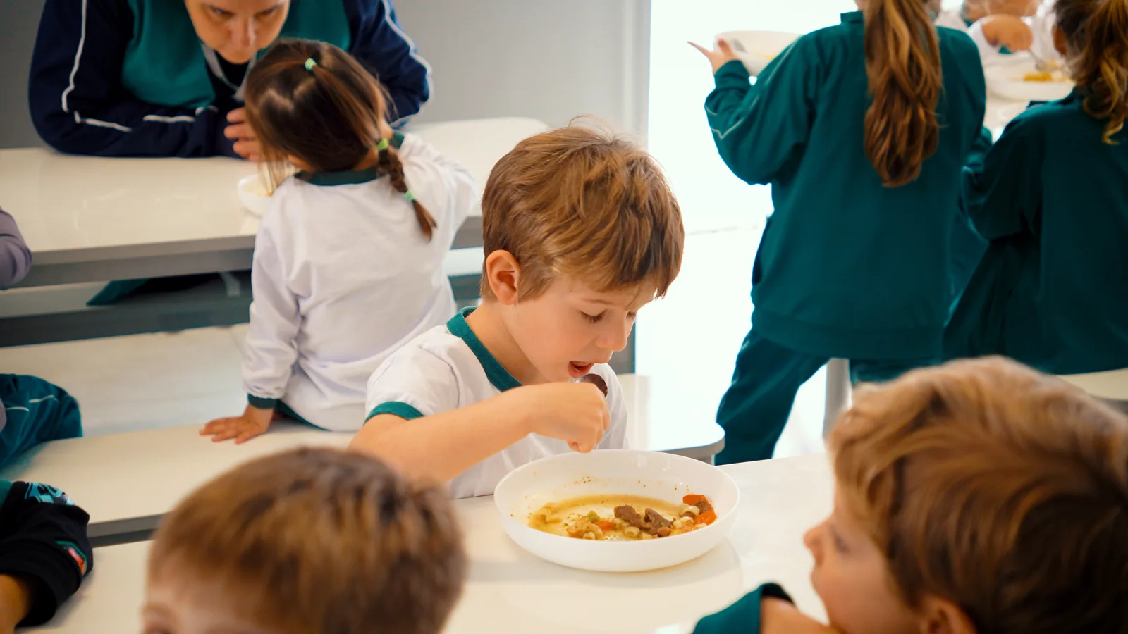 Alimentação saudável preparada na cozinha própria do colégio