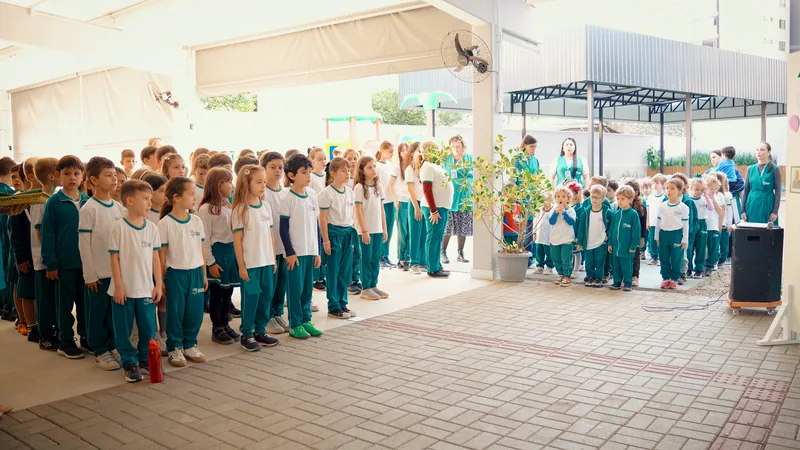Famílias e alunos do Colégio Divino Saber