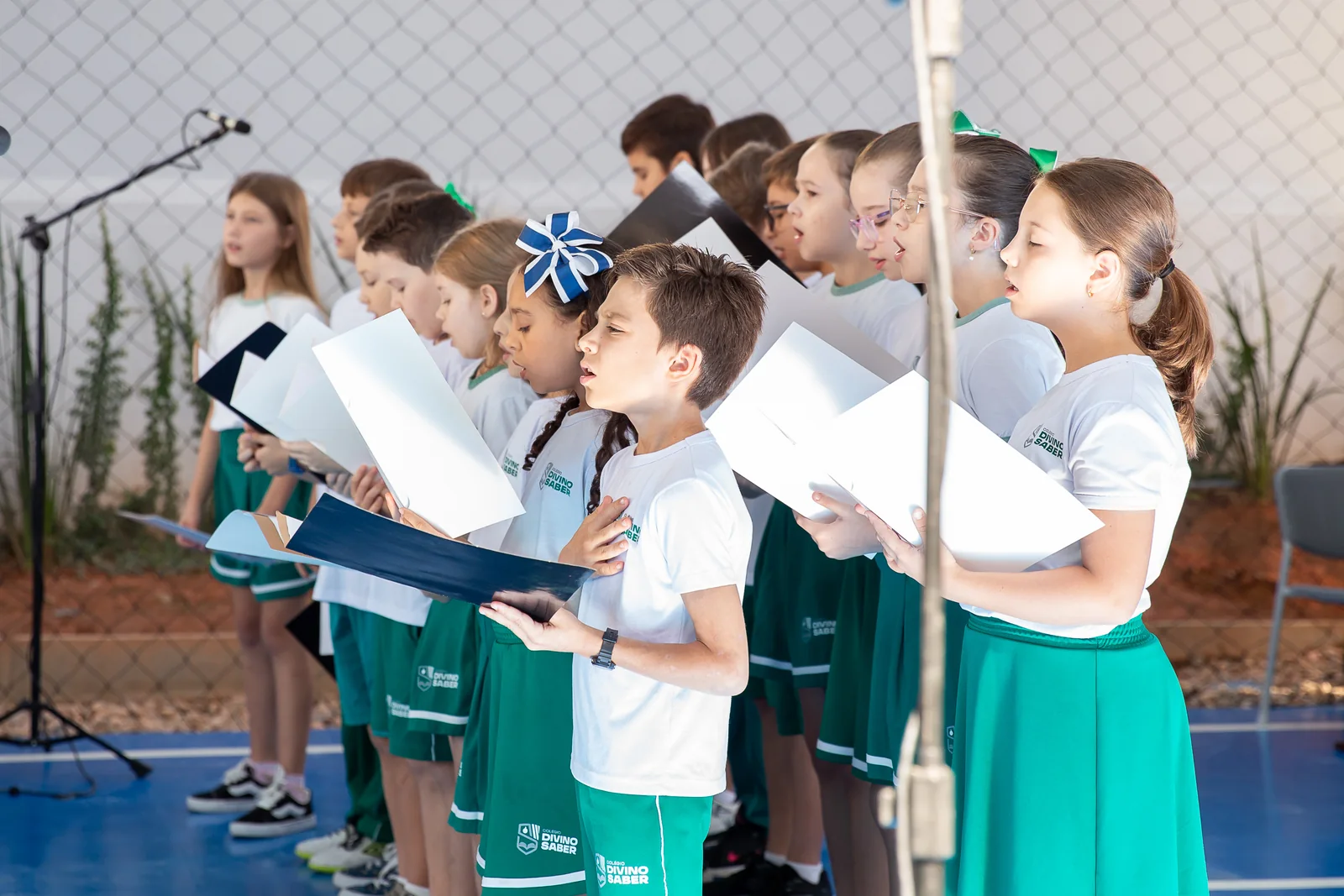 Alunos do Colégio Divino Saber cantando em coral