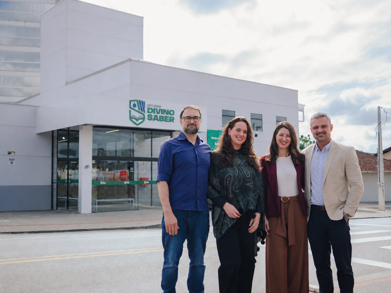 Sócios fundadores do Colégio Divino Saber em frente à escola