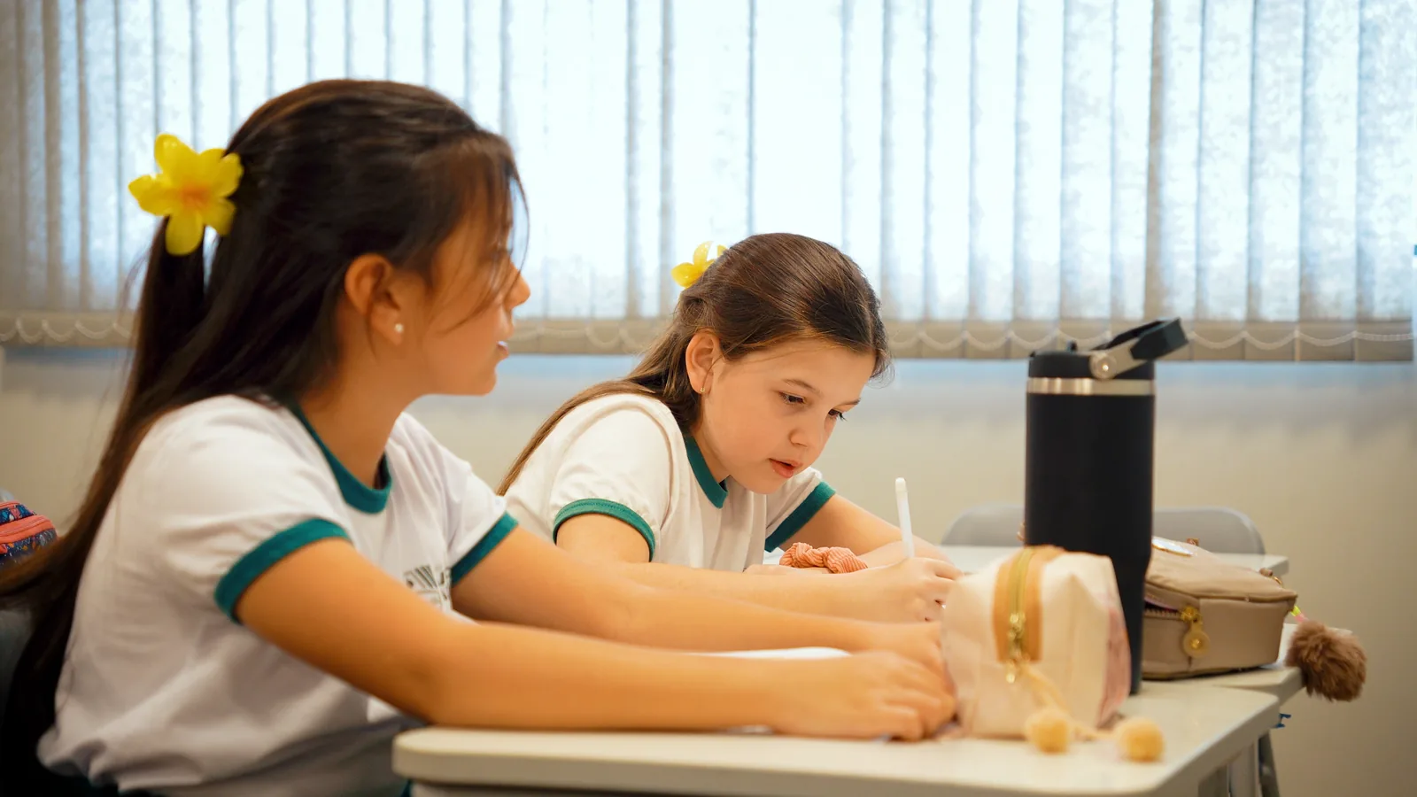 Alunas do Colégio Divino Saber estudando