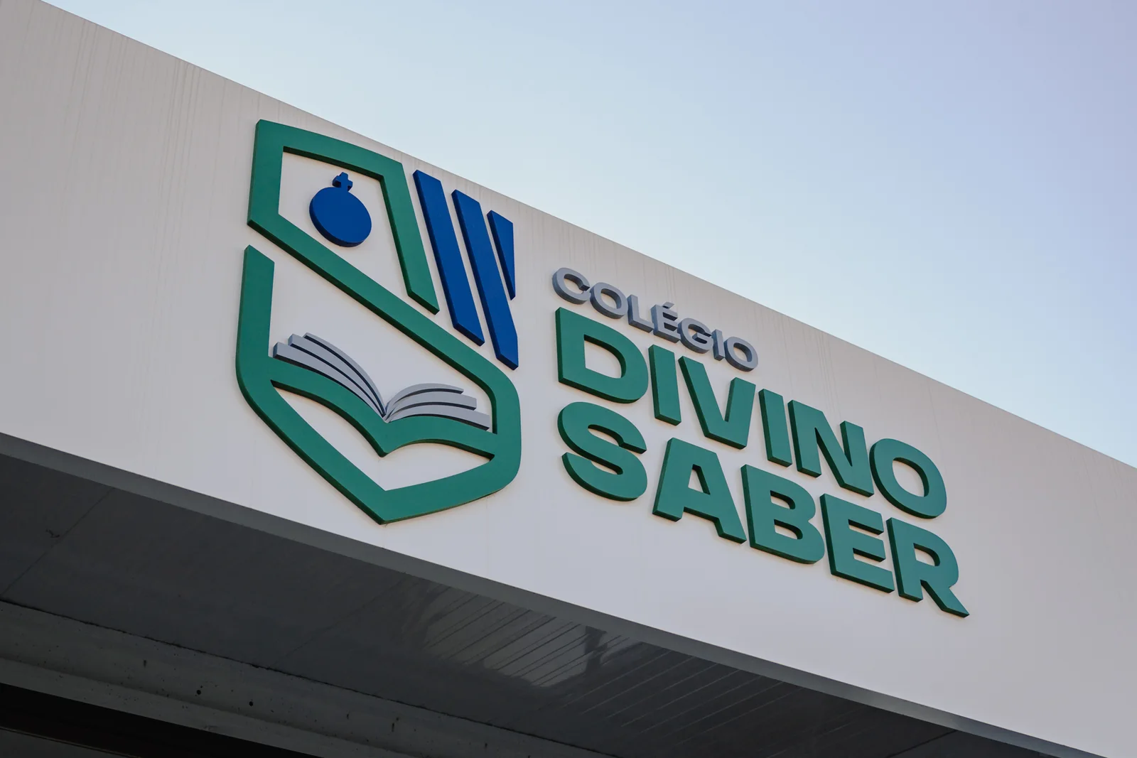 Fachada do Colégio Divino Saber com a placa de identificação da escola